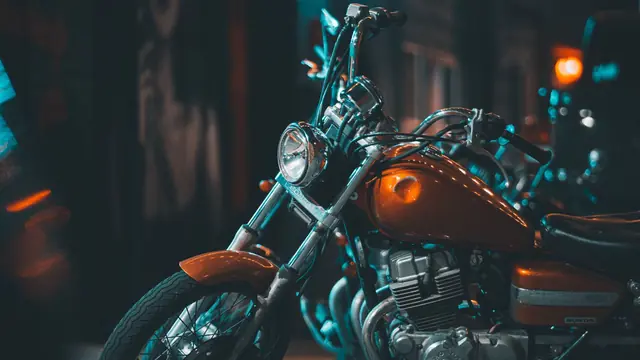 Moto custom aparcada de noche en la calle
