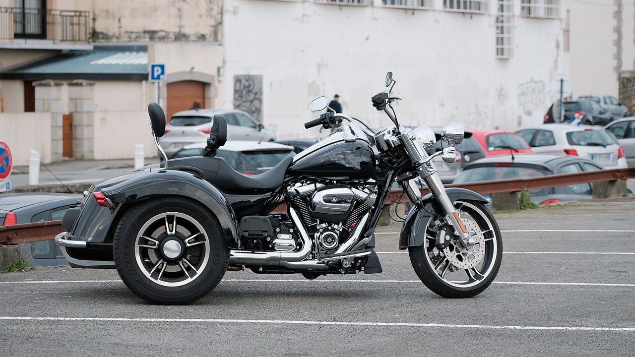 Moto aparcada en un aparcamiento urbano