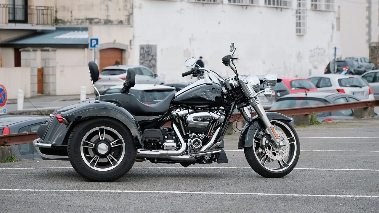 Moto aparcada en un aparcamiento urbano