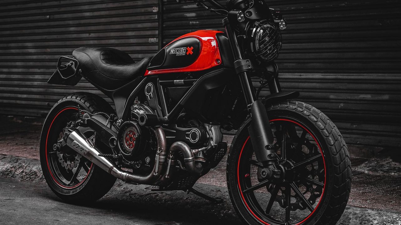 Moto naked roja y negra aparcada