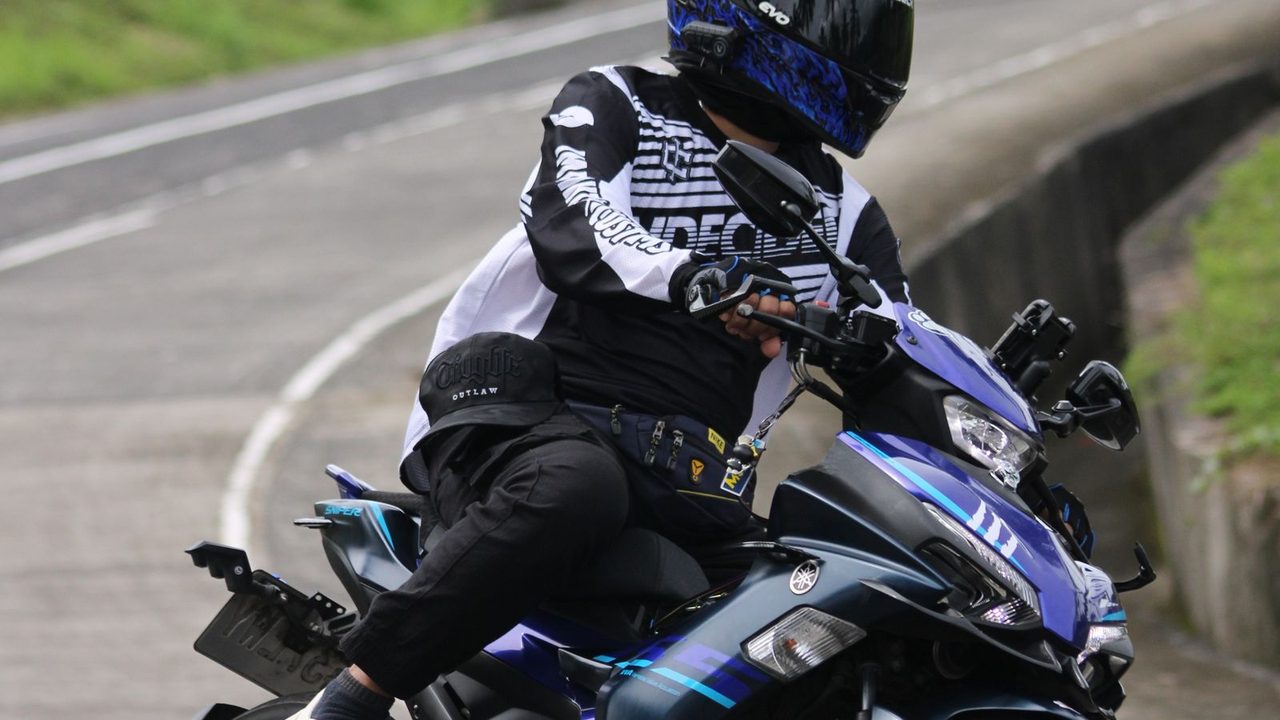Motorista tumbando en una curva de carretera