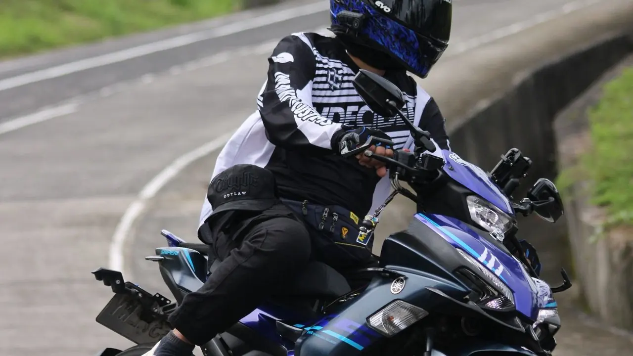 Motorista tumbando en una curva de carretera